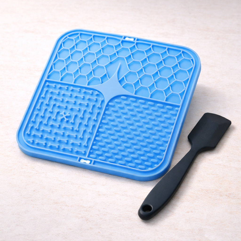 Tapis de léchage pour chien Canidoo en silicone bleu, 3 relief avec sa spatule