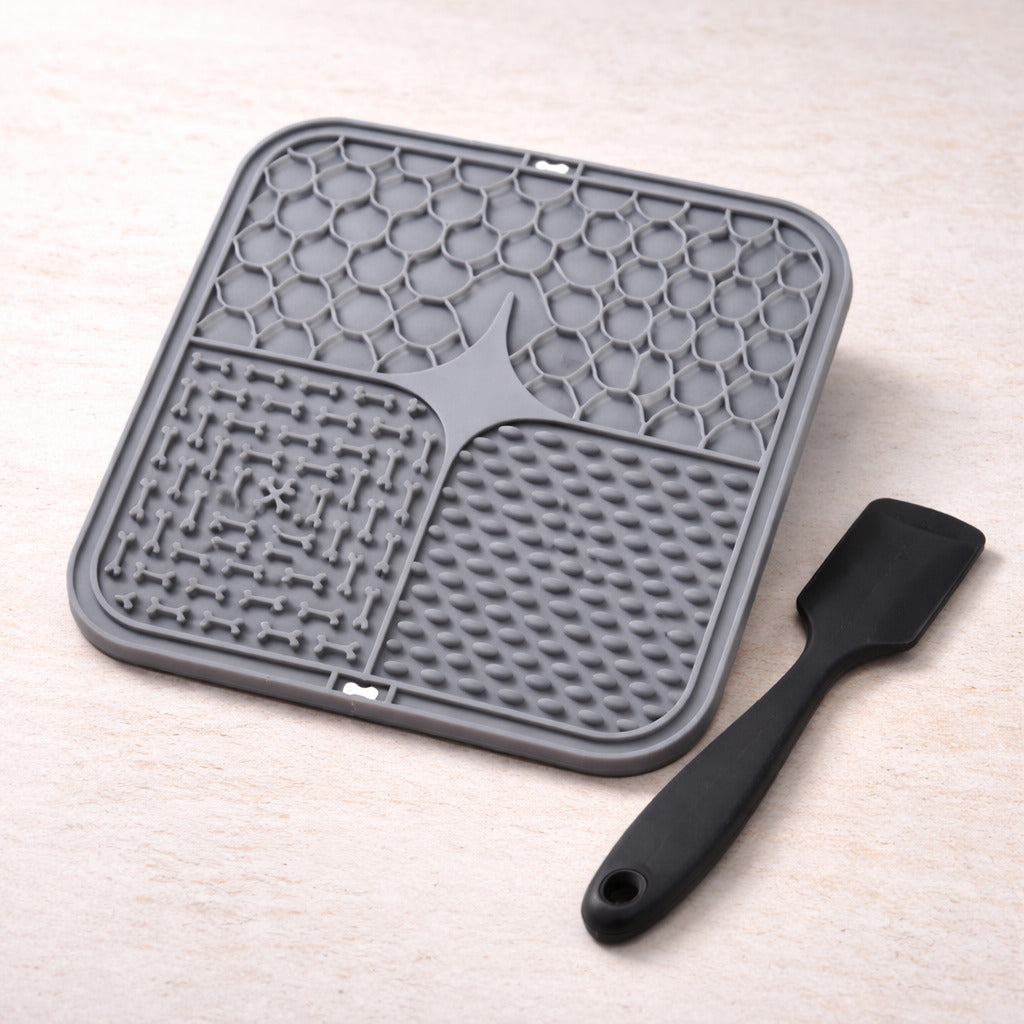 Tapis de léchage pour chien Canidoo en silicone gris, 3 relief avec sa spatule