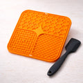 Tapis de léchage pour chien Canidoo en silicone orange, 3 relief avec sa spatule