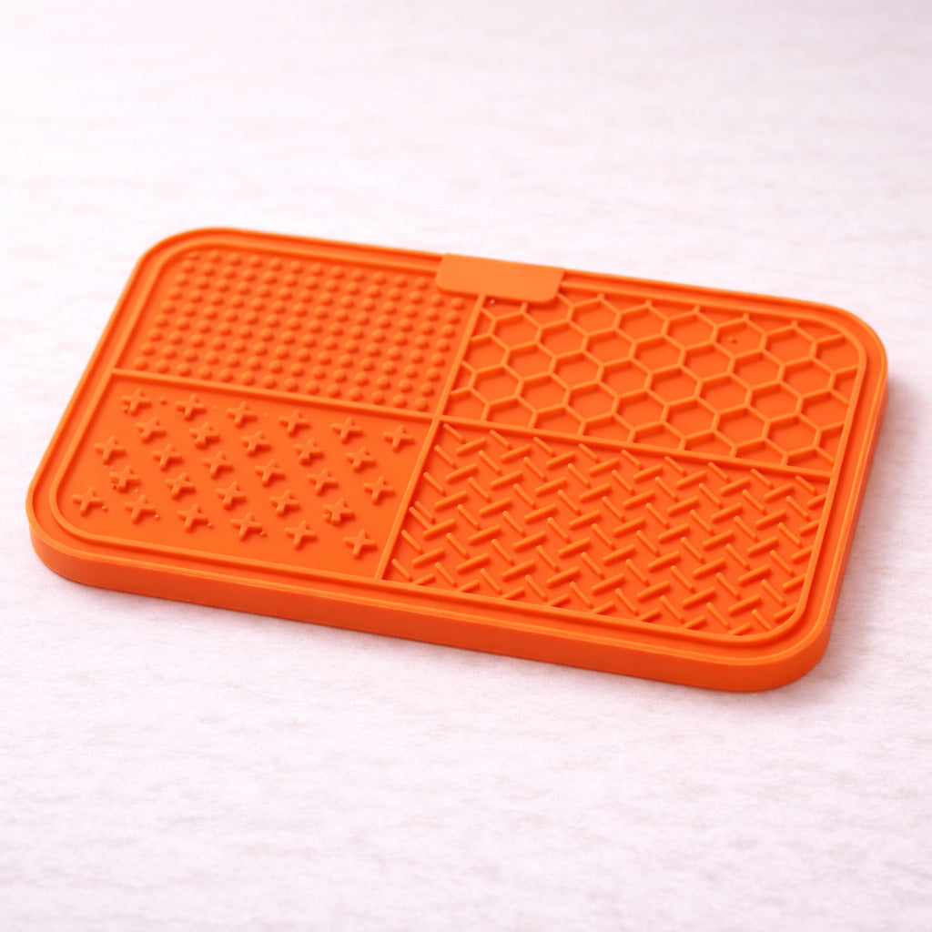 Tapis de léchage pour chien Canidoo en silicone orange, format rectangle