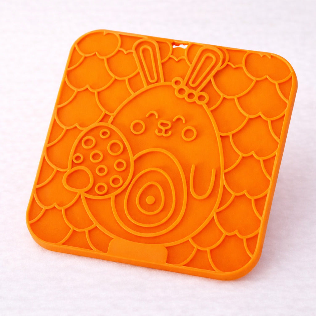 Tapis de léchage pour chien Canidoo en silicone orange, motif simple