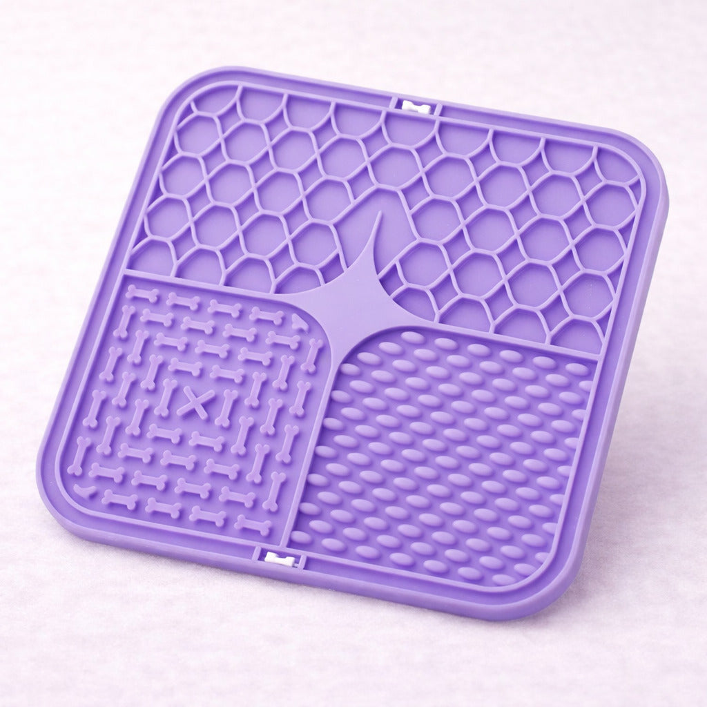 Tapis de léchage pour chien Canidoo en silicone violet, 3 reliefs