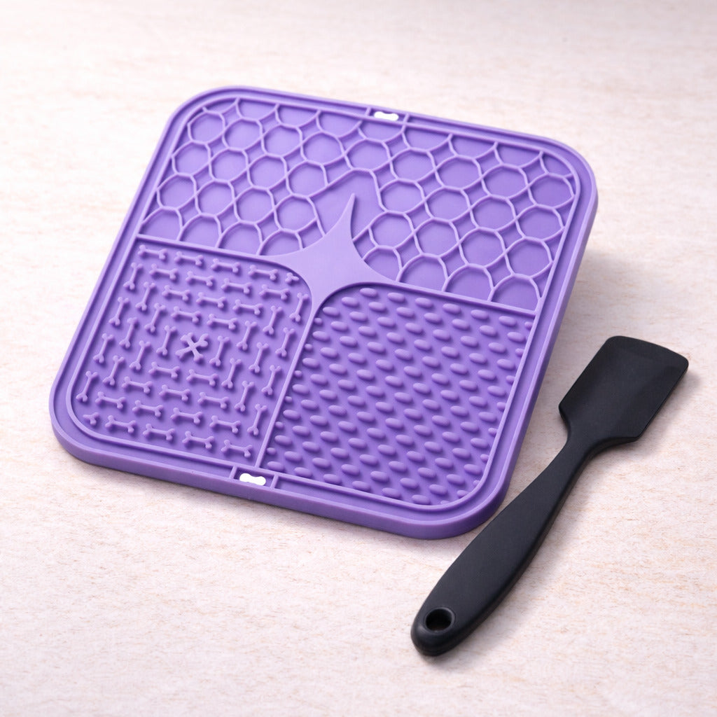 Tapis de léchage pour chien Canidoo en silicone violet, 3 relief avec sa spatule