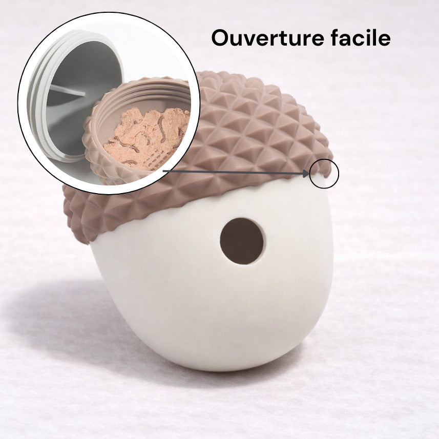 Détail de l’ouverture du distributeur de friandises format gland Canidoo